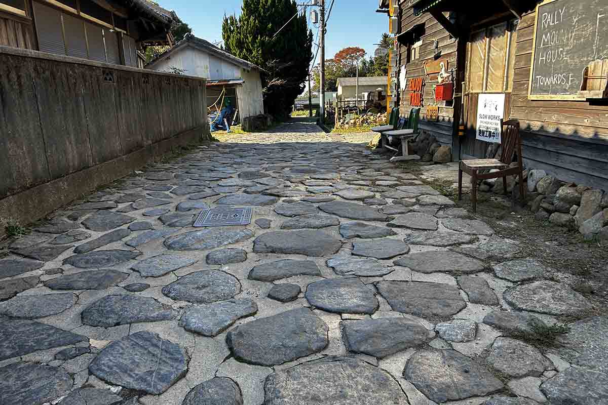暗峠の頂上付近の石畳