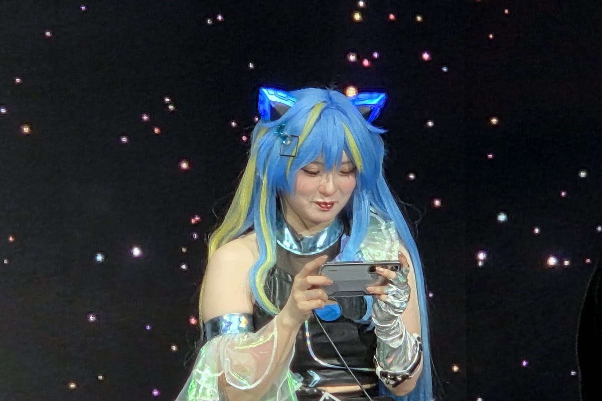 公式スペシャルサポーターの東雲はるさんによる実機デモンストレーション。nubia Neo 5 GTは、ゲームプレイのための“勝てる体験”を前面に打ち出した