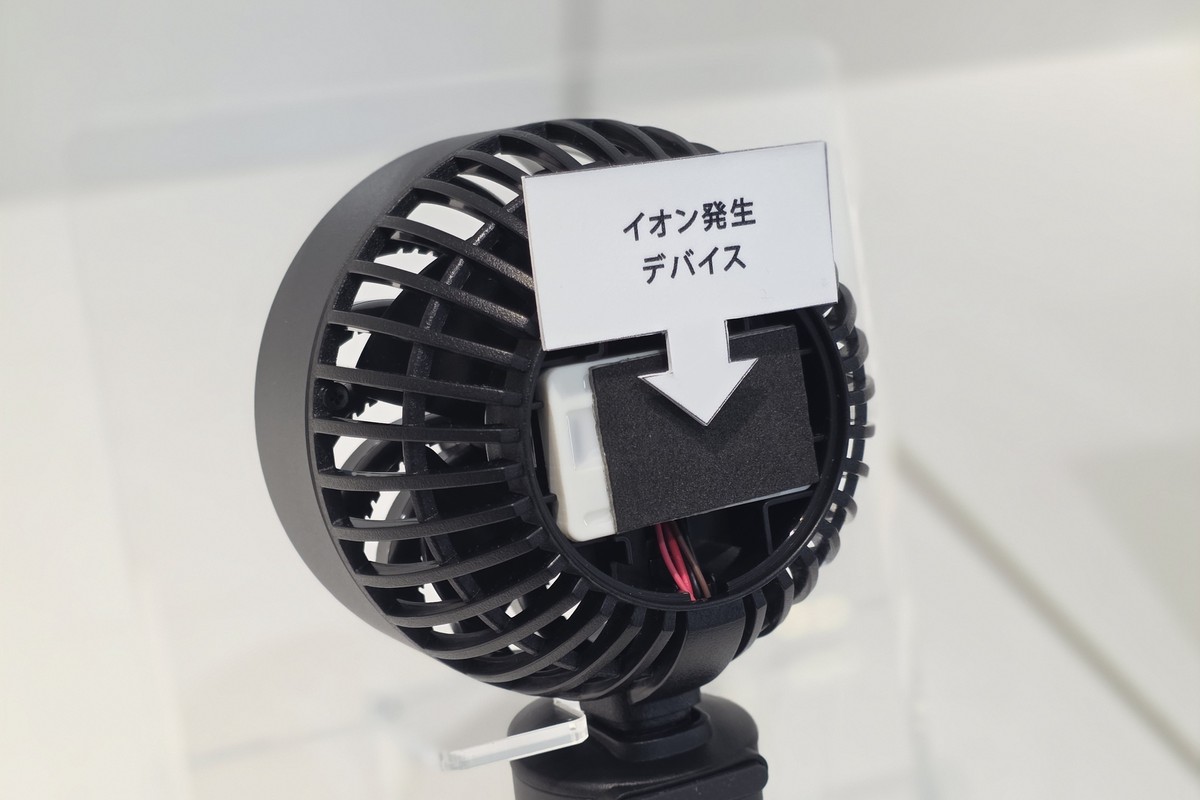 プラズマクラスターも搭載することで、暑さ対策に加えてニオイ対策にも使えるのがシャープの個性。