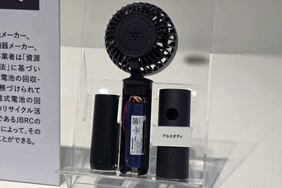 小さく見えても、ポータブルファンはモーターと充電回路、リチウムイオンバッテリーを備えた携帯家電だ。