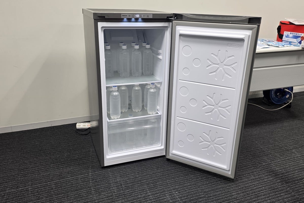 業務用ノンフロン冷凍庫「コールドマジック」。ペットボトル飲料を入れておくことで、シャーベット状の微細な氷を含む“飲める氷”を作ることができる