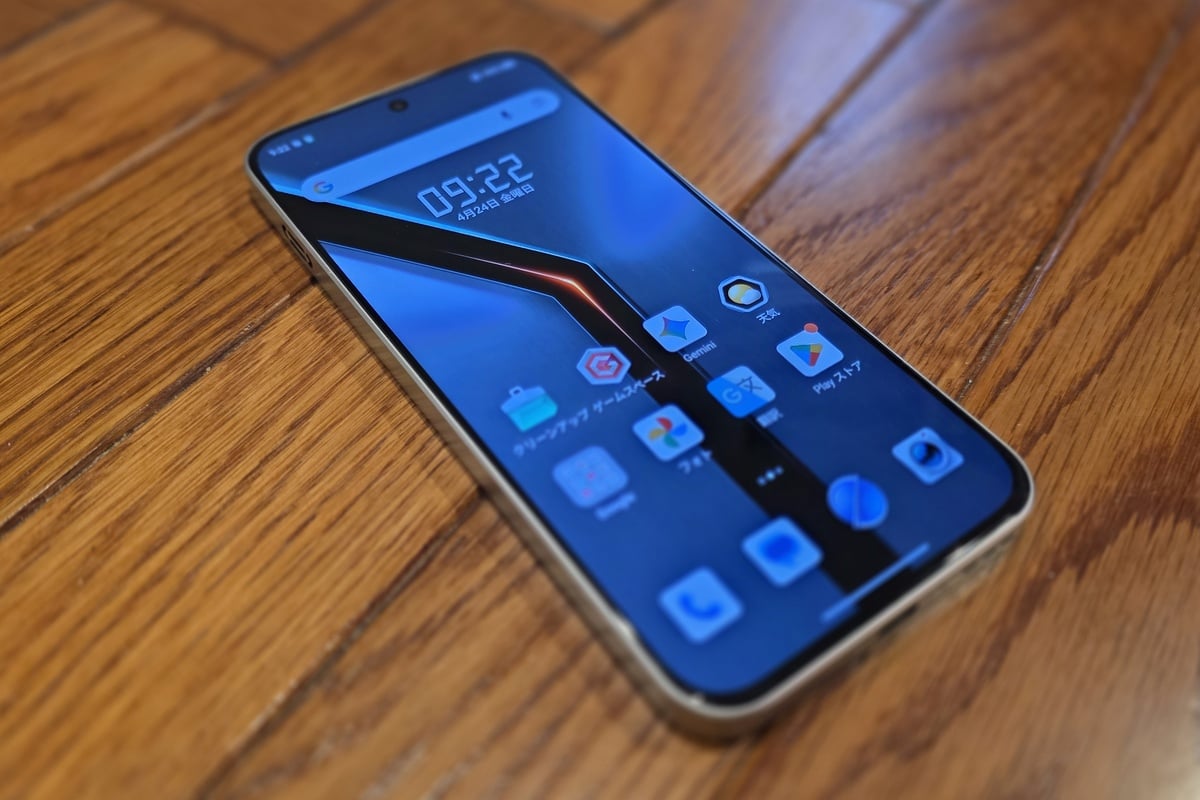 フロントから見ると意外なほど素直な表情。nubia Neo 5 GTは派手な見た目の一方で、日常使いでも違和感の少ない端正さも備えている