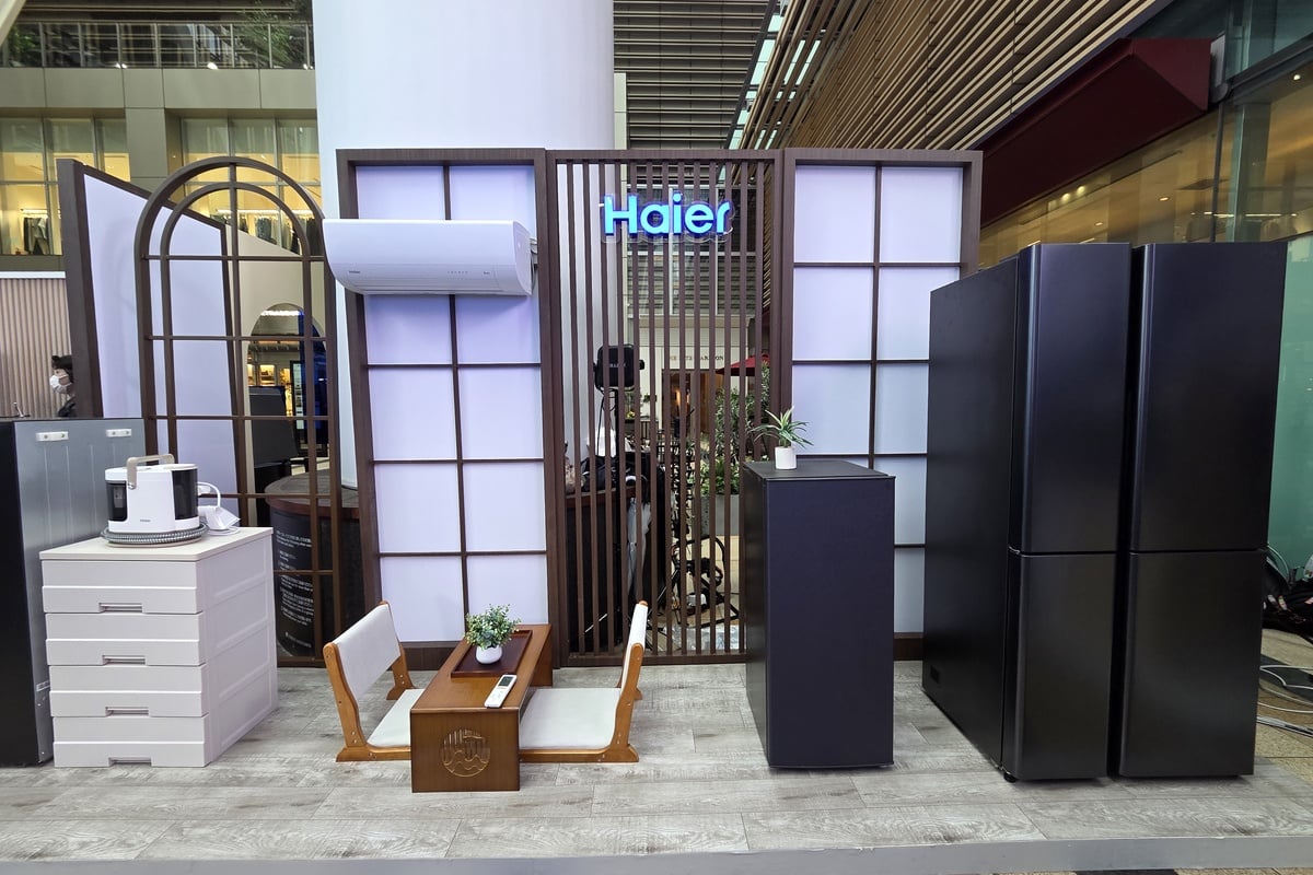 和の住空間を思わせる展示エリアには、ハイアールグループの日本国内で展開するAQUAの冷蔵庫TZシリーズも