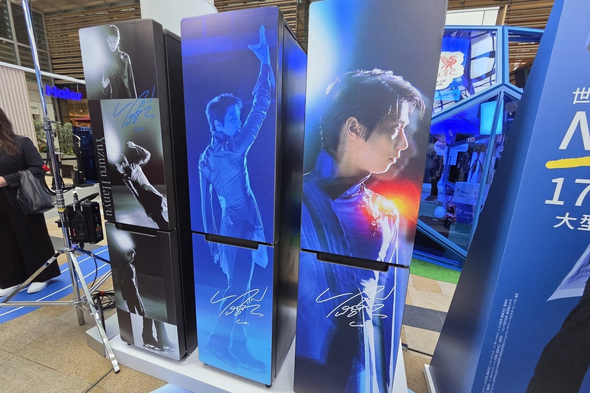羽生結弦さん関連の展示エリアでは、ビジュアルパネルや特別衣装の展示も行われた。世界No.1を掲げる家電ブランドと、挑戦を続けるトップアスリートのイメージを重ねることで、ハイアール／アクアのブランドストーリーを日本市場向けに翻訳していた