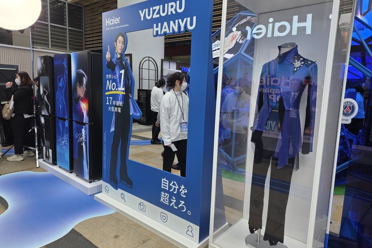 羽生結弦さん関連の展示エリアでは、ビジュアルパネルや特別衣装の展示も行われた
