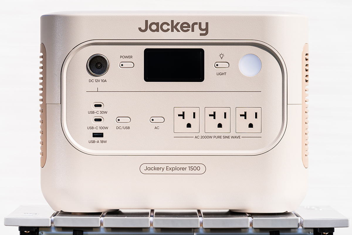 「Jackery ポータブル電源 1500 New」の新色・サンドゴールドは、屋内にもアウトドアシーンにもなじむ色合いだ