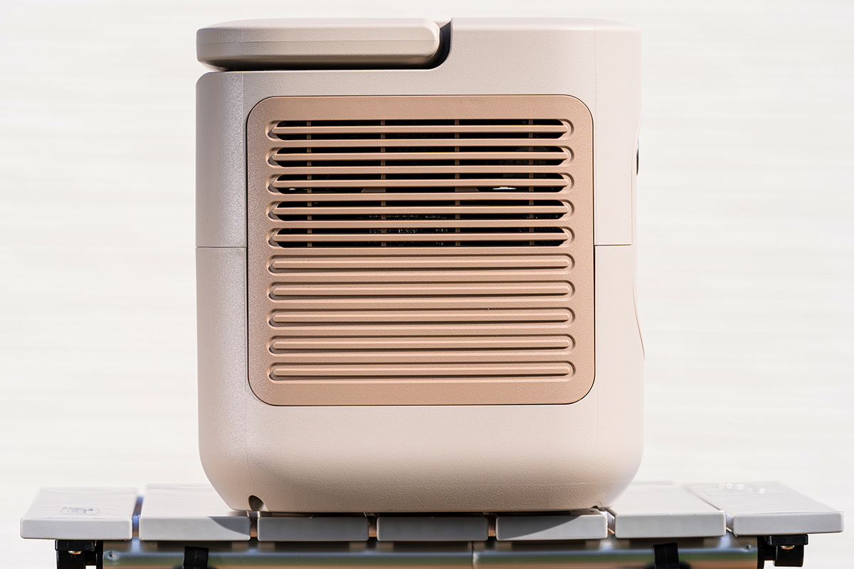 「Jackery ポータブル電源 1500 New」の新色・サンドゴールドは、屋内にもアウトドアシーンにもなじむ色合いだ