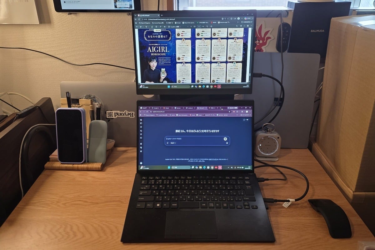 筆者は外部モニターとしてVAIO Vision+ 14も組み合わせて使っている。AIツール、ブラウザ、資料確認を同時に進めるような自宅と同じ制作環境を、Reborn VAIO と合わせて持ち歩いても1.3kg程度と超軽量で持ち歩けるのがうれしい
