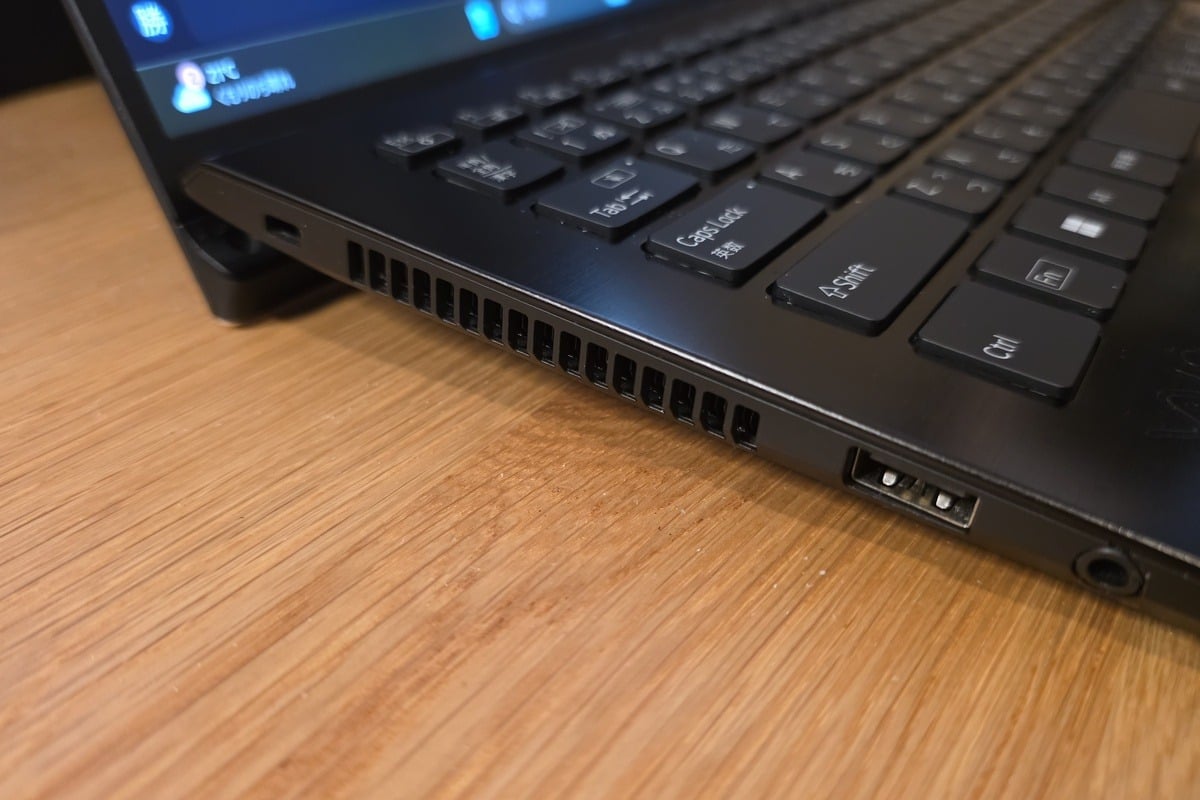 本体側面から見たキーボードの傾斜。自然に角度がつくことで長文入力がしやすく、原稿を書く仕事ではこうした地味な設計がじわじわ効いてきます