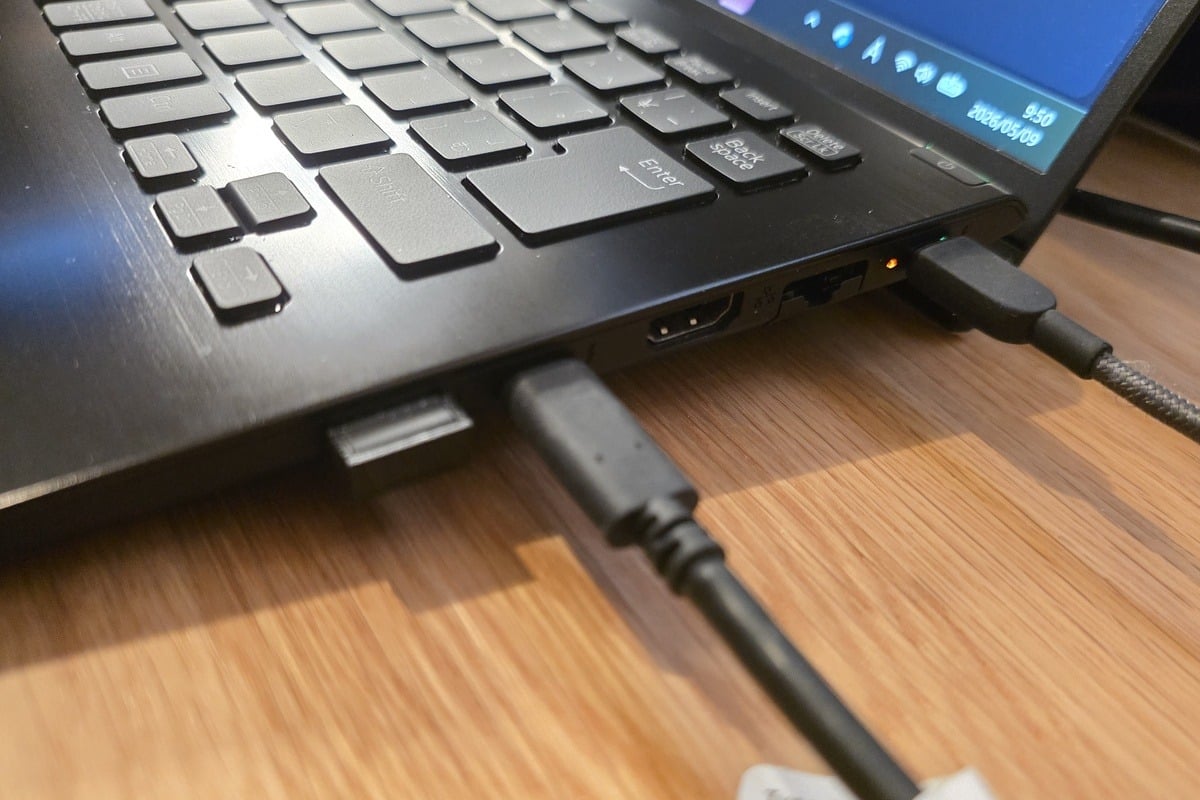 USB Type-C×2やUSB-A×2、HDMI、有線LAN、さらにはSIMスロットなどを備えるVAIOは、会議室や取材先でハブを探さずに済む“現場の強さ”があります