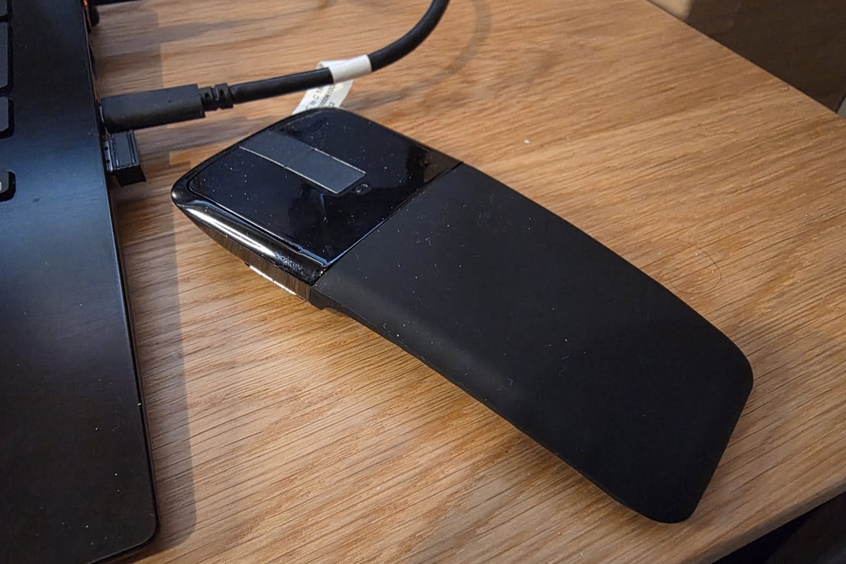 実際の作業ではUSB-Aにワイヤレスレシーバーを設置して、Bluetoothマウスを併用。タッチパッドはWindowsノート全般に共通する課題を感じる部分もありましたが、マウスを使えば作業効率に大きな不満はありませんでした