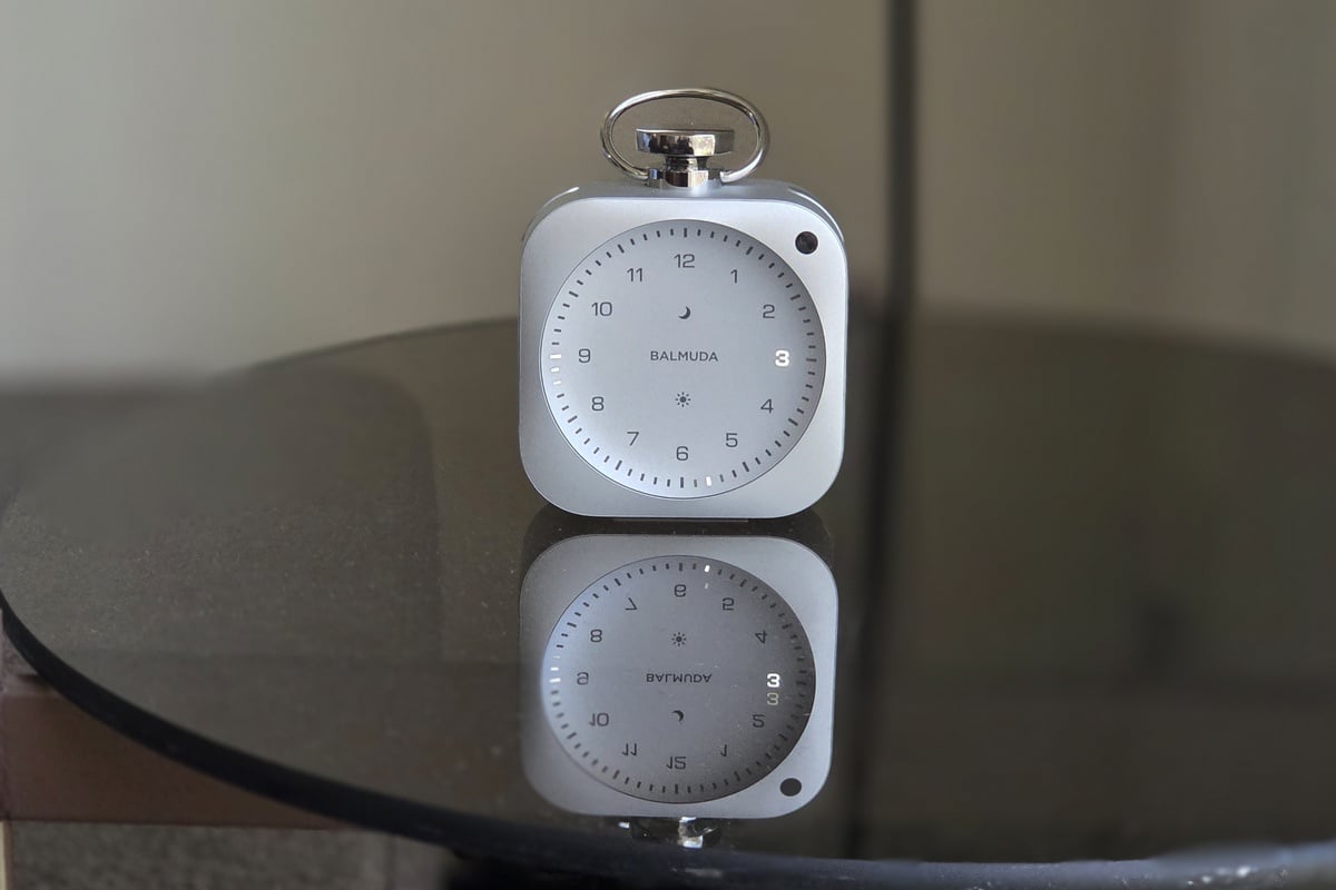 光だけで時間を表現する「Light Hour」。表示を見るというより、空間の中に“時間の気配”が浮かび上がる感覚に近い