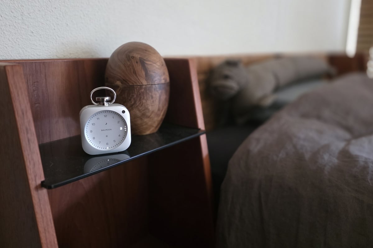 ベッドサイドやシェルフに置いたとき、The Clockは単なる時計ではなく“静かな時間を作る装置”として機能する。スマホを寝室から遠ざけるだけで、空間のノイズが驚くほど減っていく