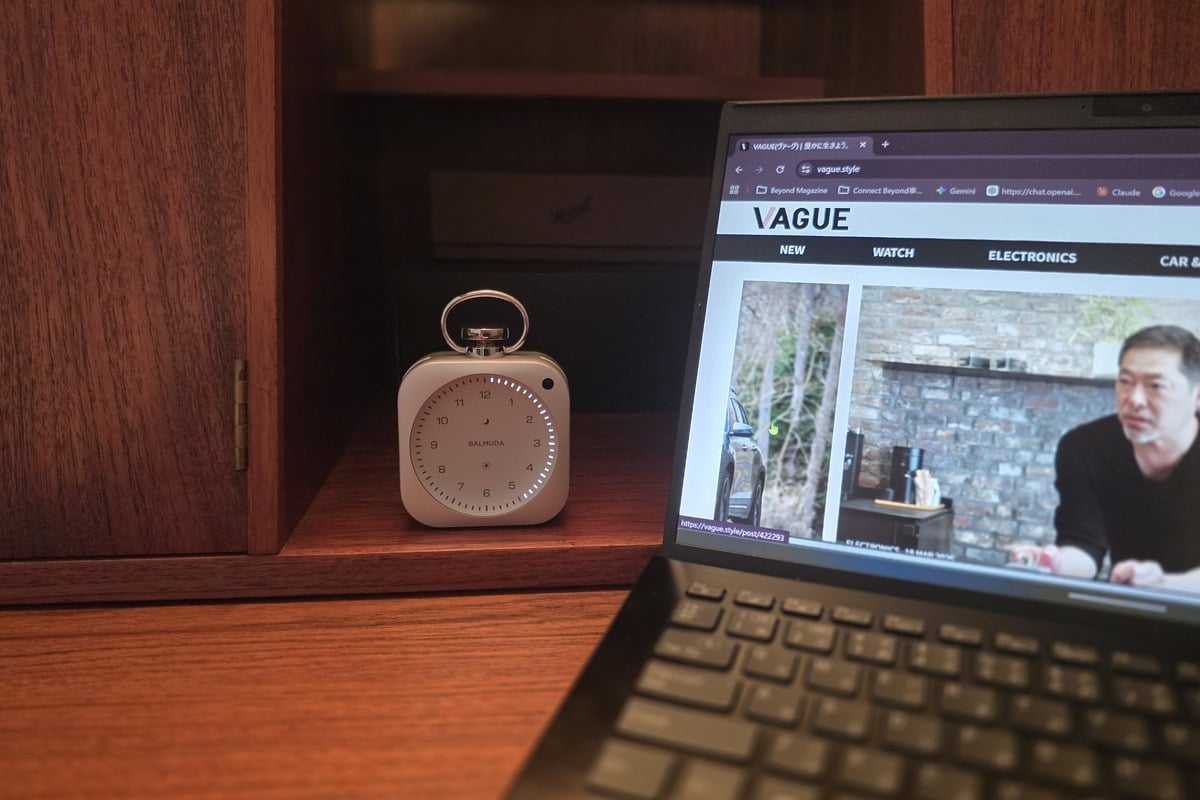デスク脇に置いて、The Clockをタイマーとして機能させる。ホワイトノイズや環境音が周囲の雑音をやわらげ、仕事や読書への集中を自然にサポートしてくれる