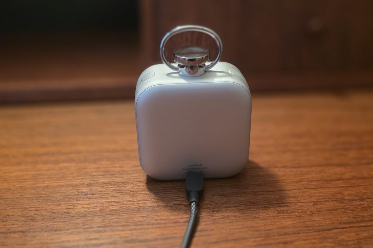 背面にはUSB Type-C端子を搭載。基本は据え置きで使う設計思想のため、充電しながらの常時使用にも自然に対応する。アルミ筐体の継ぎ目や曲面処理にも高い精度感が見える