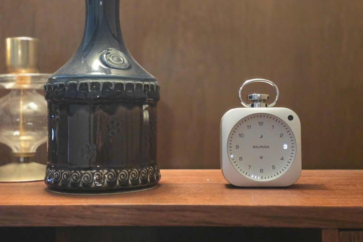 ヴィンテージ感のある照明や家具とも相性が良いThe Clock。単なるデザイン家電ではなく、“空間の物語性”まで含めて設計されていることがわかる