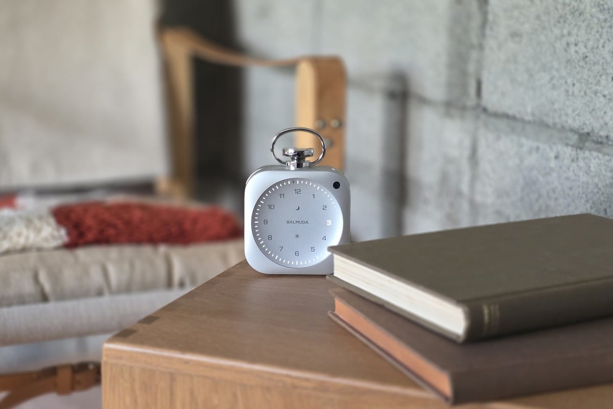 夜は柔らかな光で時の流れを伝え、朝は音と光で静かに目覚めを促す。読書環境や睡眠環境を変えるきっかけになる存在だ