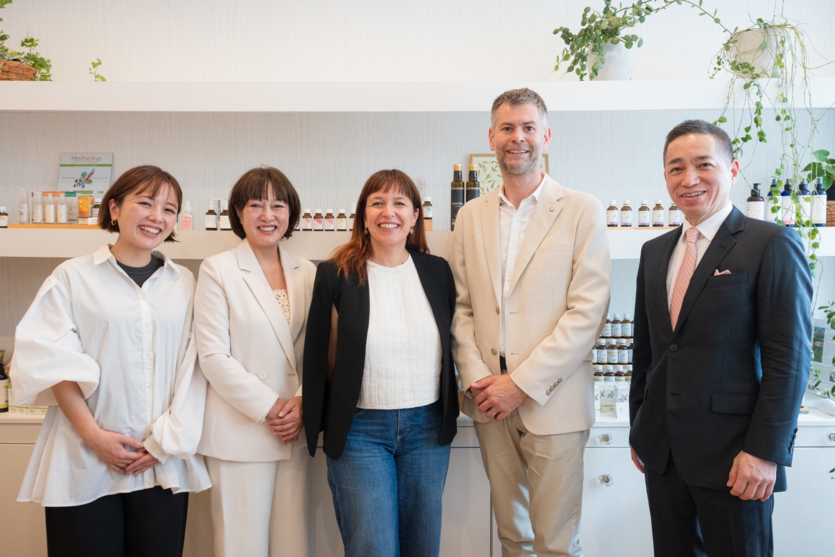 取材に応じた関係者。フランスの製造側、日本での普及側、そしてビジネス展開側が連携し、ジェモセラピーの可能性を広げている