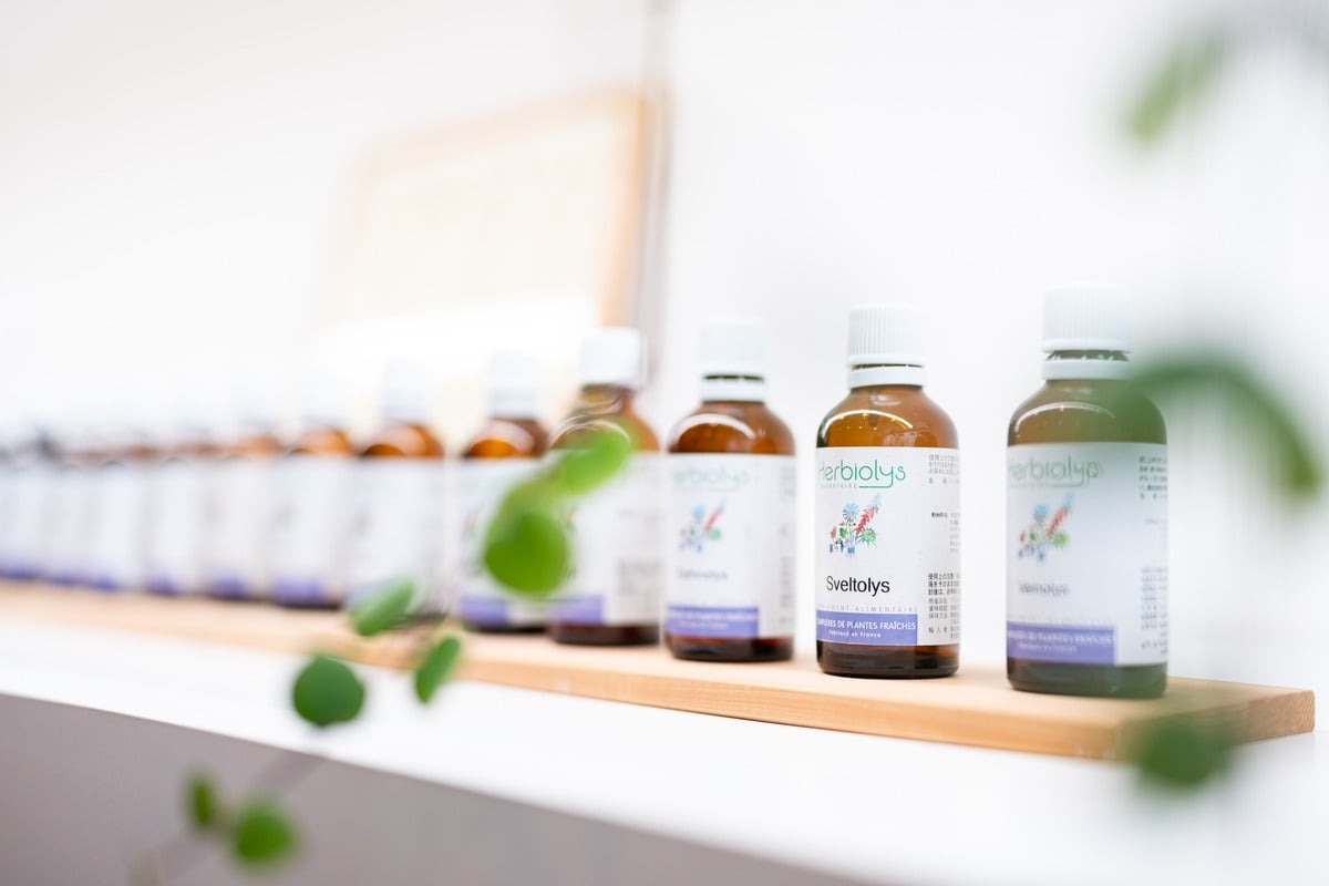 棚に並ぶHerbiolysのエッセンス。単品のジェモエッセンスから、複数の植物を組み合わせたミックスジェモエッセンスまで、日々のコンディションに合わせたラインナップが用意されている