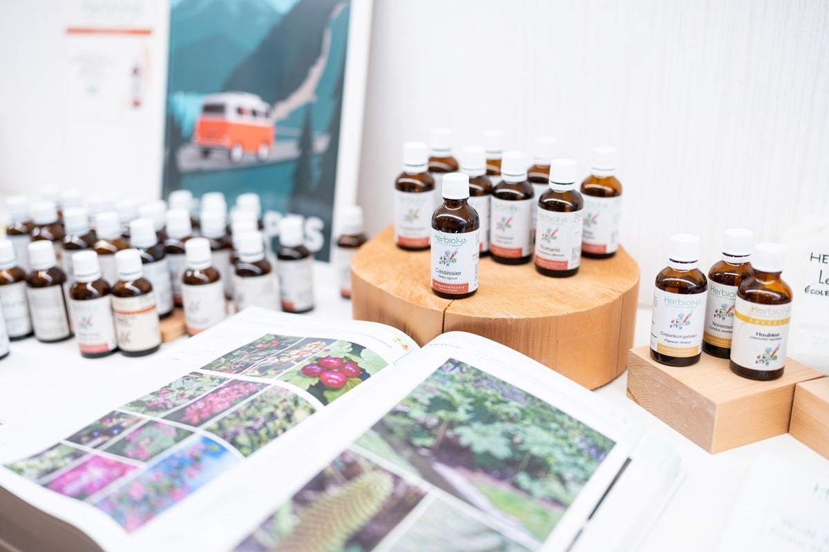 店内にはHerbiolysのエッセンスとともに、植物の写真や資料も並ぶ。ジェモセラピーは、単に製品を選ぶだけでなく、植物の個性や背景を知ることも大切にしている