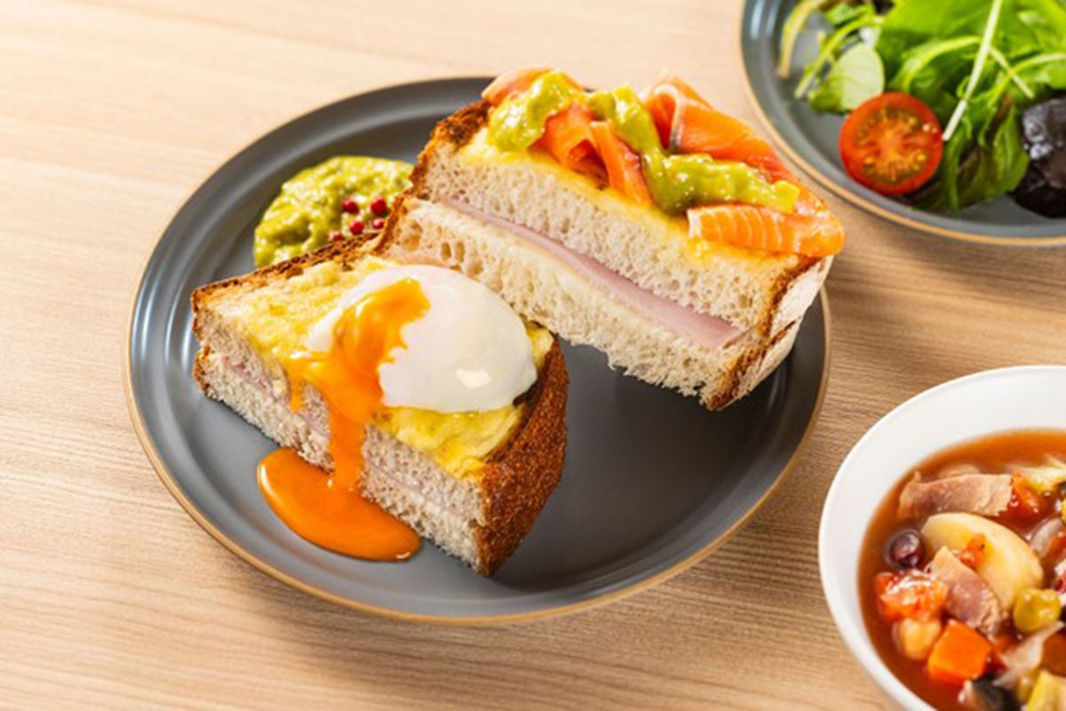 朝食：群馬県産 冷燻シルクサーモンとアボカドのオープンサンド