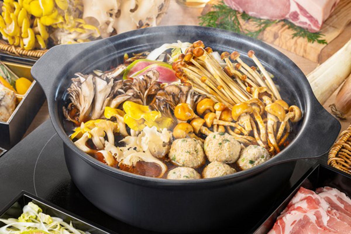 夕食：六合舞茸といなか豚のきのこ鍋＆おばんざいセット