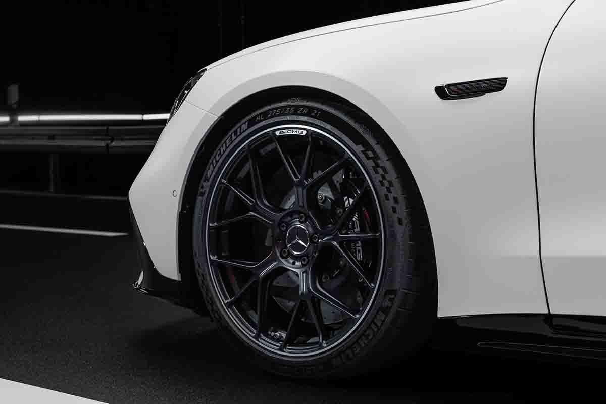 世界初公開されたメルセデスAMG新型「GT 4ドアクーペ」