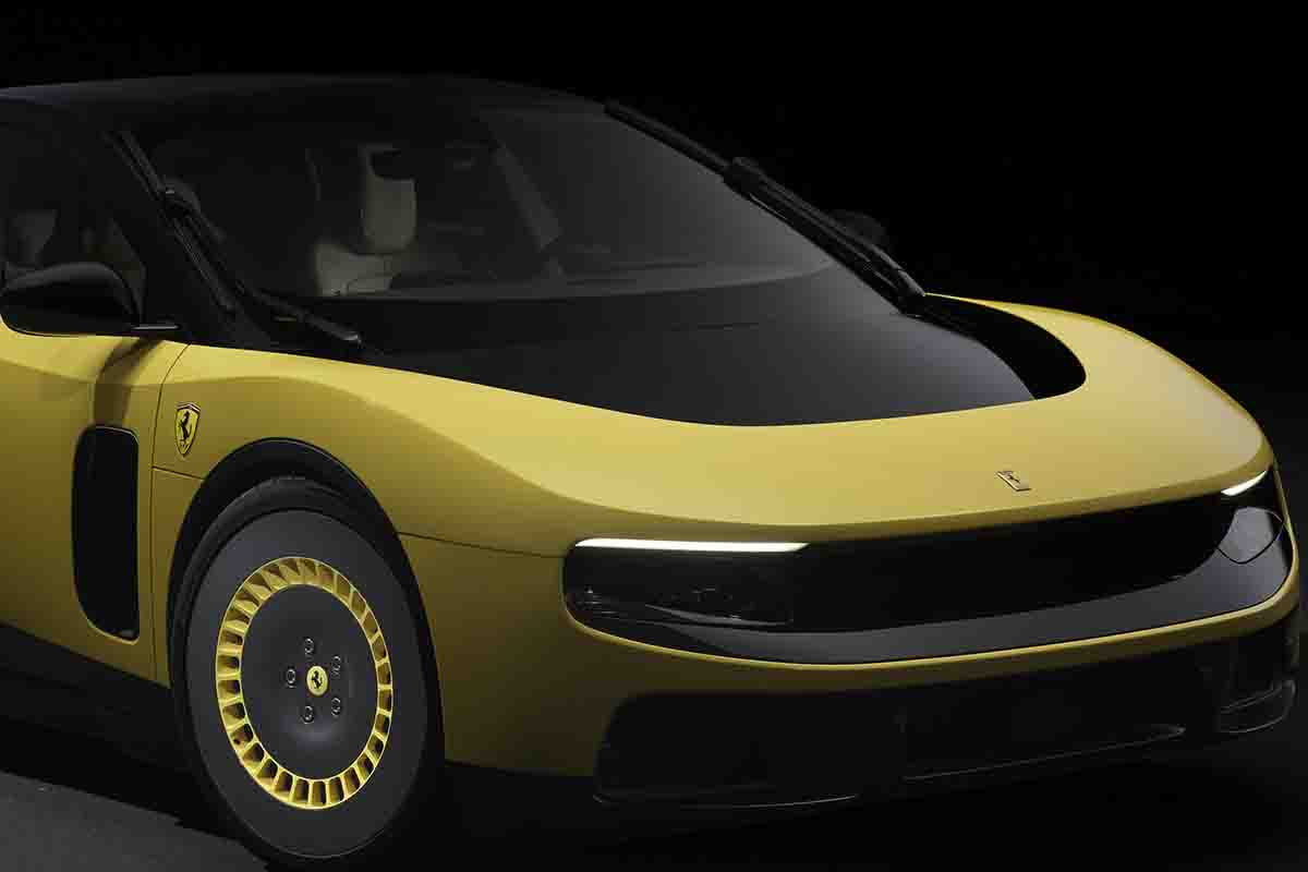 世界初公開されたフェラーリ新型「ルーチェ（LUCE）」