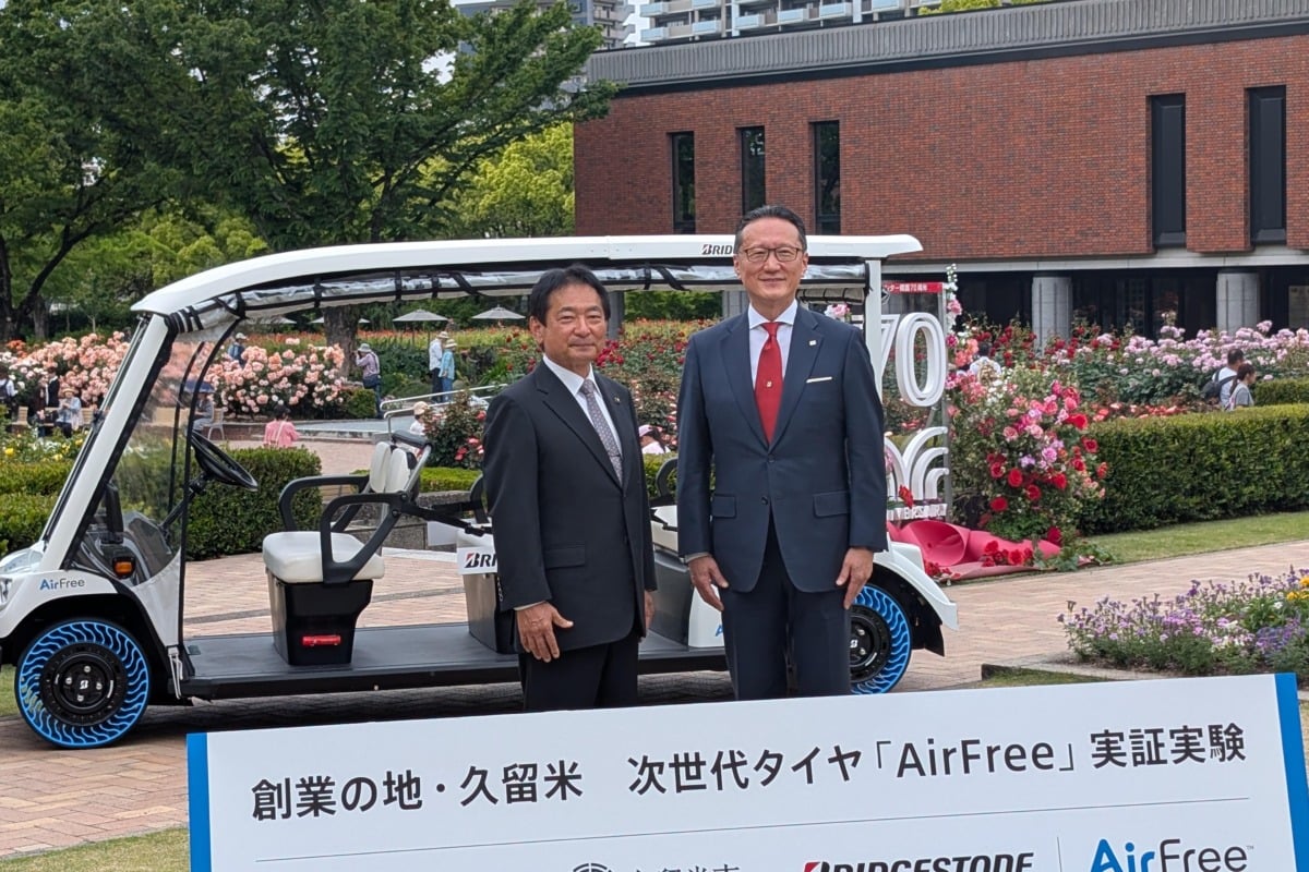 久留米市長の原口新五氏（左）とブリヂストン取締役 代表執行役 EAST CEOの田村亘之氏（右）