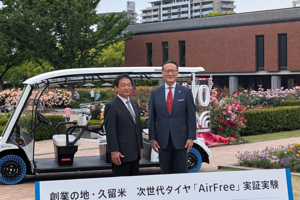 久留米市長の原口新五氏(左)とブリヂストン取締役 代表執行役 EAST CEOの田村亘之氏(右)