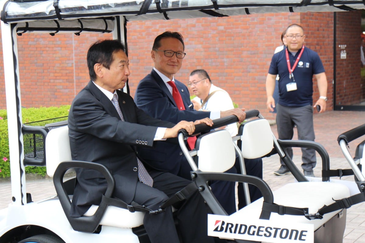 久留米市長の原口新五氏（手前）とブリヂストン取締役 代表執行役 EAST CEOの田村亘之氏（奥）