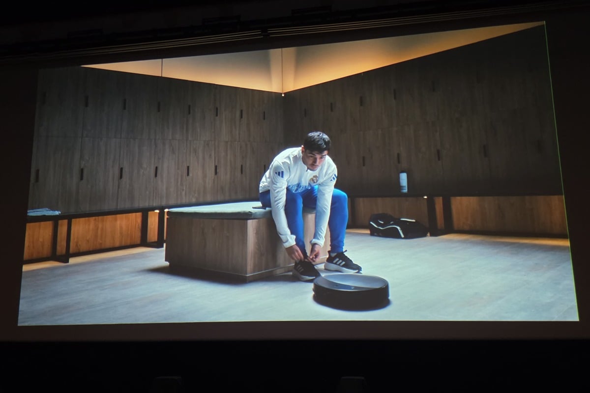 発表会で上映されたパートナーシップ映像。レアル・マドリードの施設を舞台に、選手たちの日常とRoborockのロボット掃除機が同じ空間に描かれていた