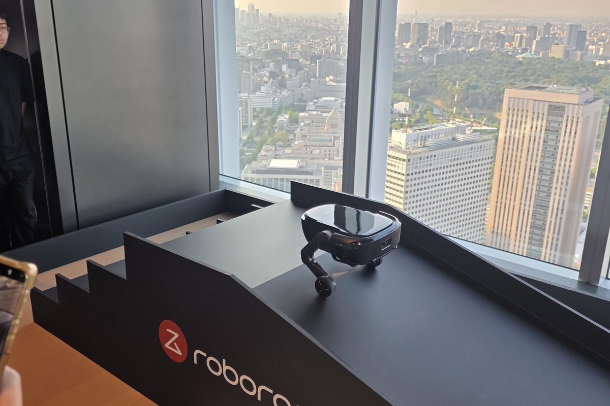 Saros Roverは、まだコンセプト段階のモデルながら、ロボット掃除機が平面清掃から立体清掃へ進む可能性を感じさせる。Roborockが見据える次世代の家事ロボット像を象徴していた
