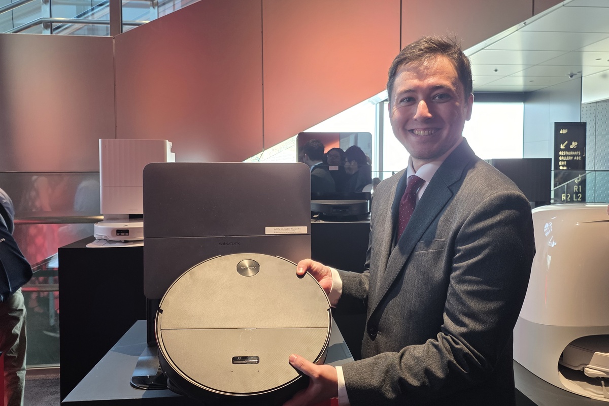 Roborock 日本PRマネージャーのアンダーソン勇介氏。日本向けの製品説明では、Roborock Saros 20 Sonicを「水拭きをとことん追求したフラッグシップモデル」として紹介した