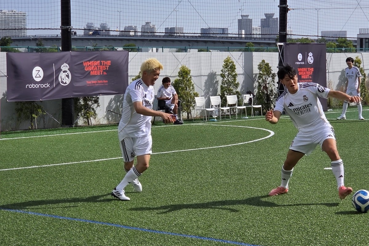 マッチアップでボールを奪い合う参加者たち。実際に、サッカーを本気で楽しんでいた