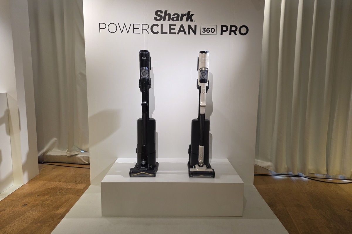 シャークの新フラッグシップモデル「Shark PowerClean 360 PRO」。吸引力だけでなく、壁際や床の溝、家具下など“掃除の死角”まで取り切ることを目指したコードレススティック掃除機だ