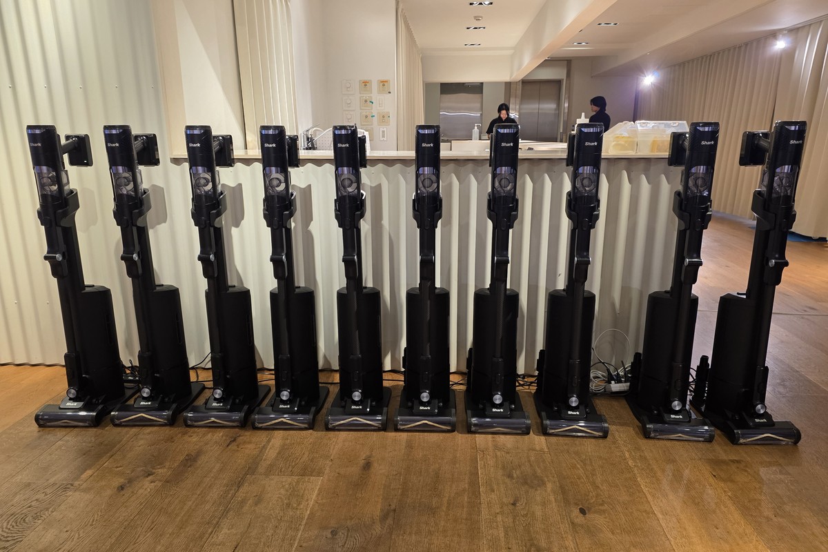 シャークの新フラッグシップモデル「Shark PowerClean 360 PRO」。吸引力だけでなく、壁際や床の溝、家具下など“掃除の死角”まで取り切ることを目指したコードレススティック掃除機だ