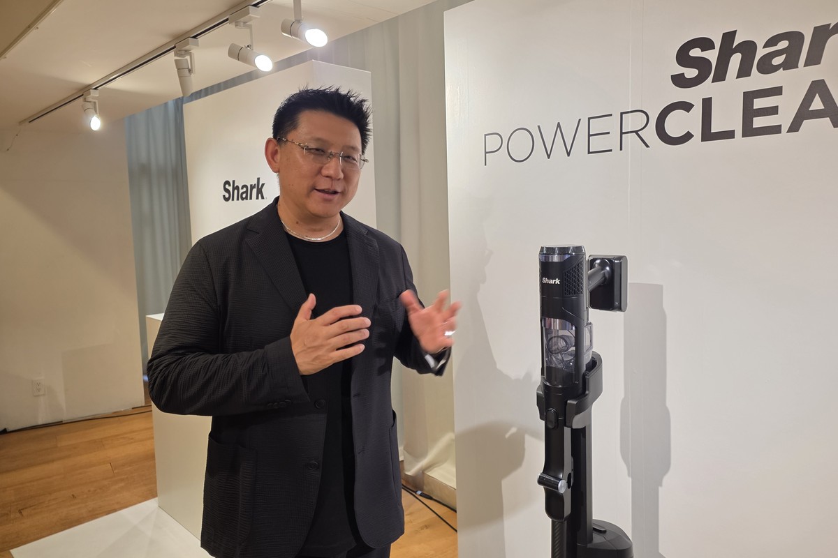 シャークニンジャ合同会社で商品を担当するジャッキー・チャン氏が、「Shark PowerClean 360 PRO」の開発背景と進化点を説明。軽量モデルのイメージが強いシャークだが、今回は“掃除性能”を前面に打ち出したフラッグシップとして訴求された