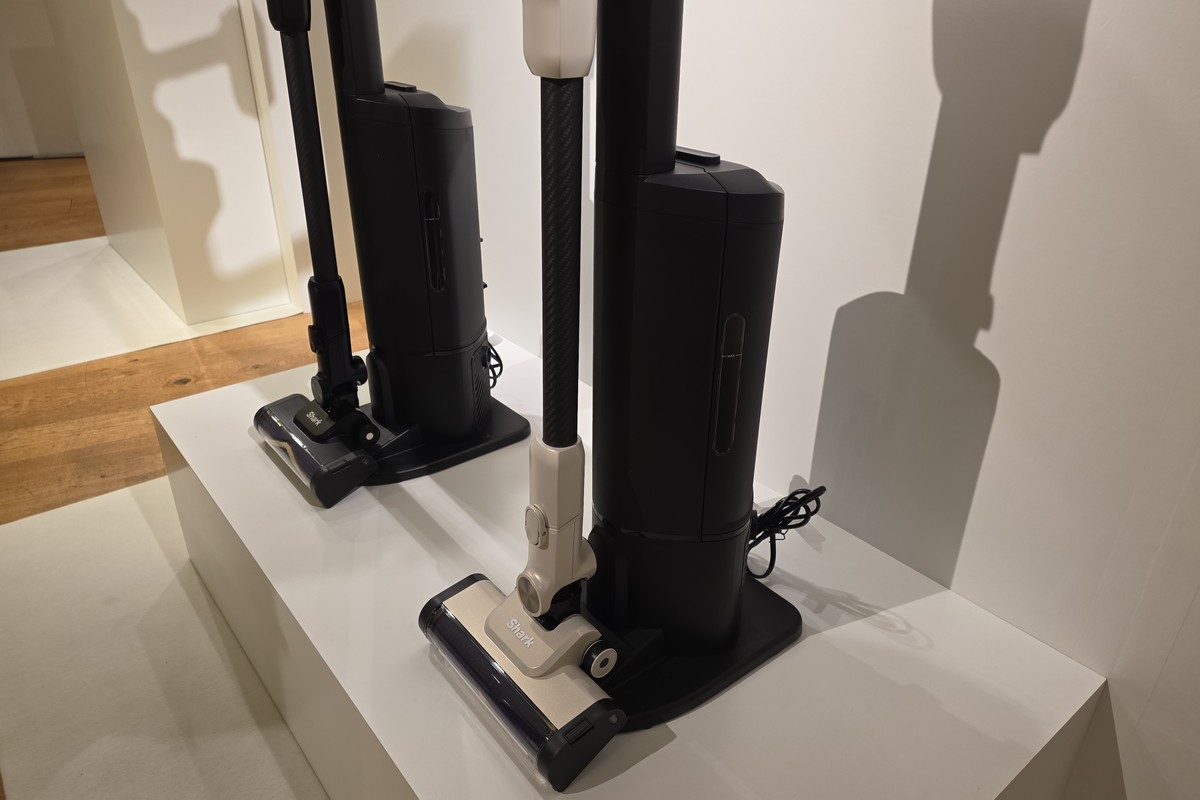 シャークの新フラッグシップモデル「Shark PowerClean 360 PRO」。吸引力だけでなく、壁際や床の溝、家具下など“掃除の死角”まで取り切ることを目指したコードレススティック掃除機だ