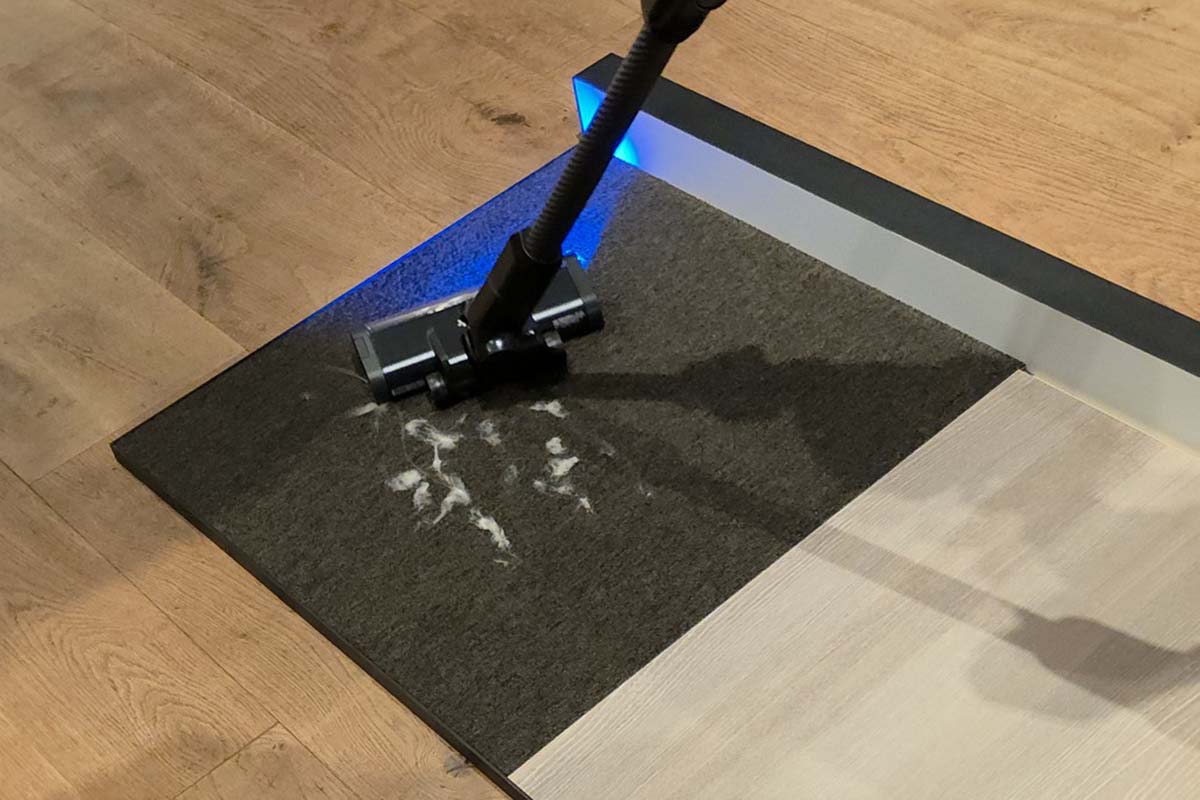 青色LEDヘッドライトと360°クリーニング性能を組み合わせ、家具まわりや床のすき間に残りやすいゴミを可視化。店頭で実際に動かしてみると、スペック表だけでは伝わらない掃除感覚の違いがわかる