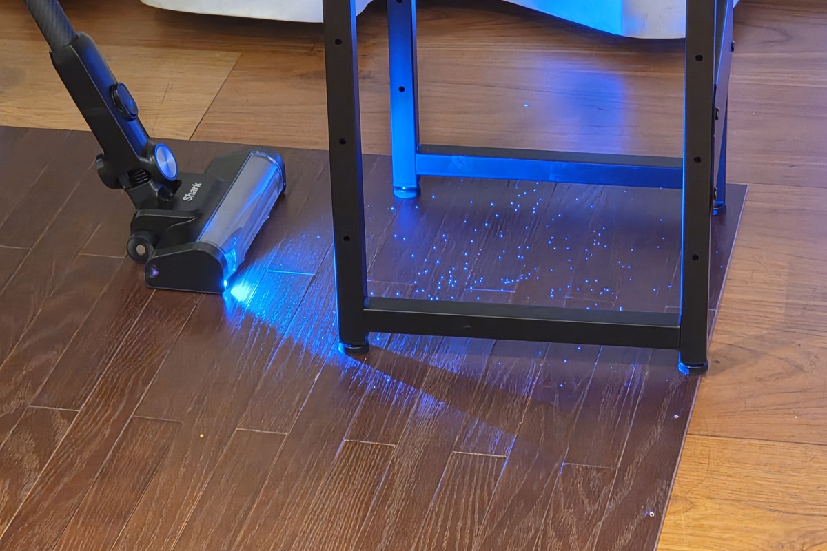 青色LEDヘッドライトと360°クリーニング性能を組み合わせ、家具まわりや床のすき間に残りやすいゴミを可視化。店頭で実際に動かしてみると、スペック表だけでは伝わらない掃除感覚の違いがわかる