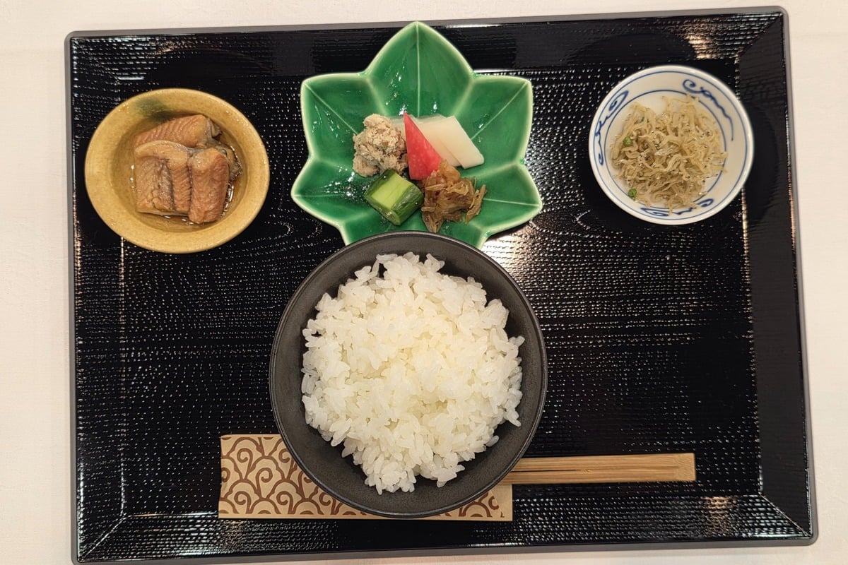試食会で提供された炊き立ての土鍋ごはん。ごはんそのものの粒立ちや甘みを引き立てるよう、ちりめんじゃこや漬物、うなぎの有馬煮などが添えられた