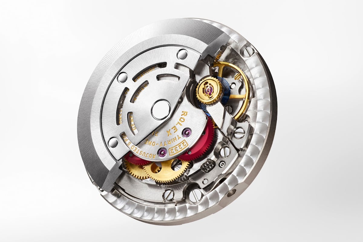 28mmモデル、34mmモデルでは小ぶりなサイズながら55時間のパワーリザーブを実現する自社製キャリバー2232を搭載