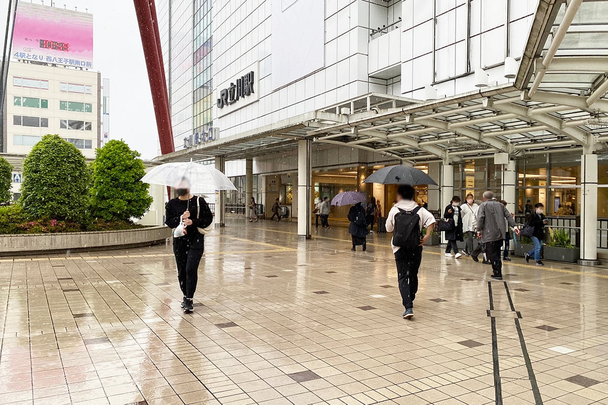 広げたままの状態で持ち歩くのではなく、軽く振って水滴を落としておくことが大切