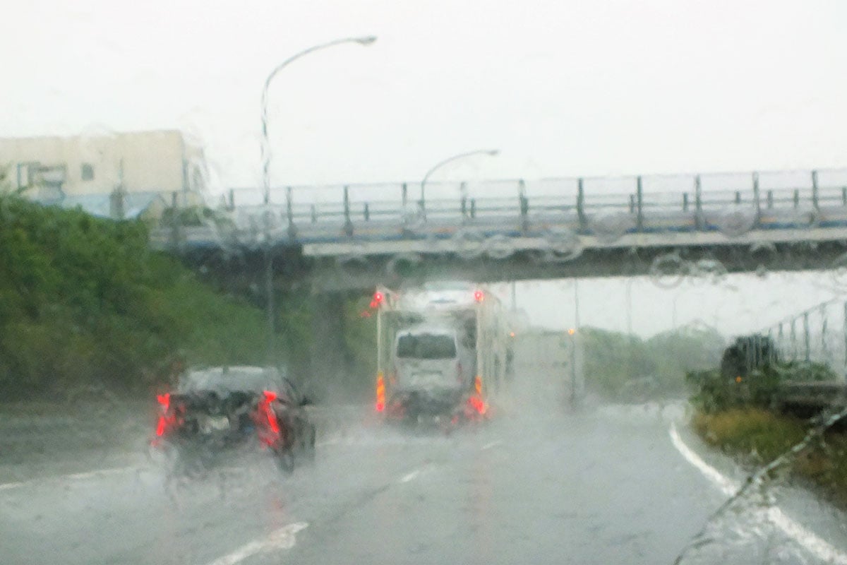 視界不良に陥った場合でも、本線上でむやみに停車すると追突事故を招きかねない