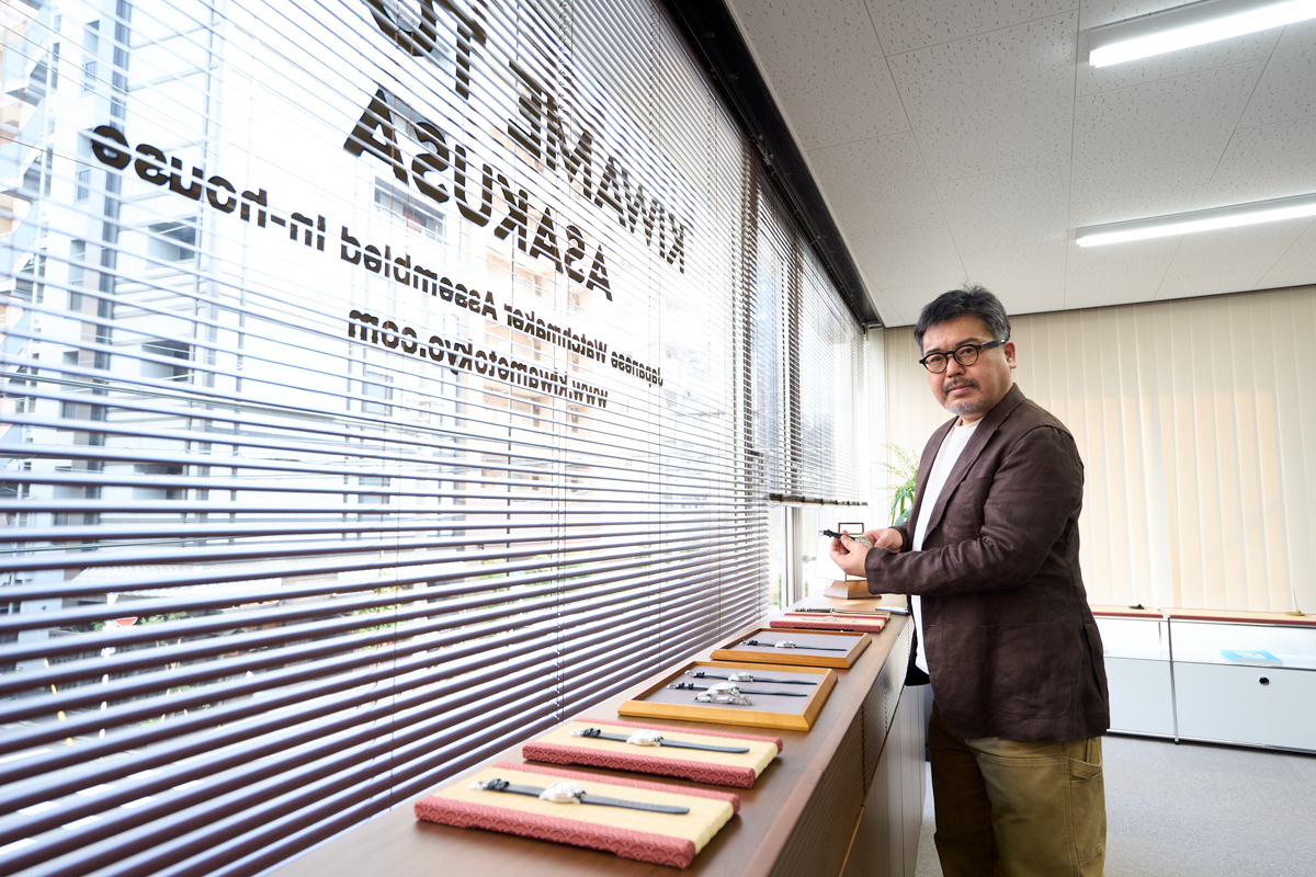 複数のモデルを手に取りながら、それぞれの仕上がりやたたずまいを確かめる広田氏。クラシカルな意匠の中にも、各モデルならではの個性が光る