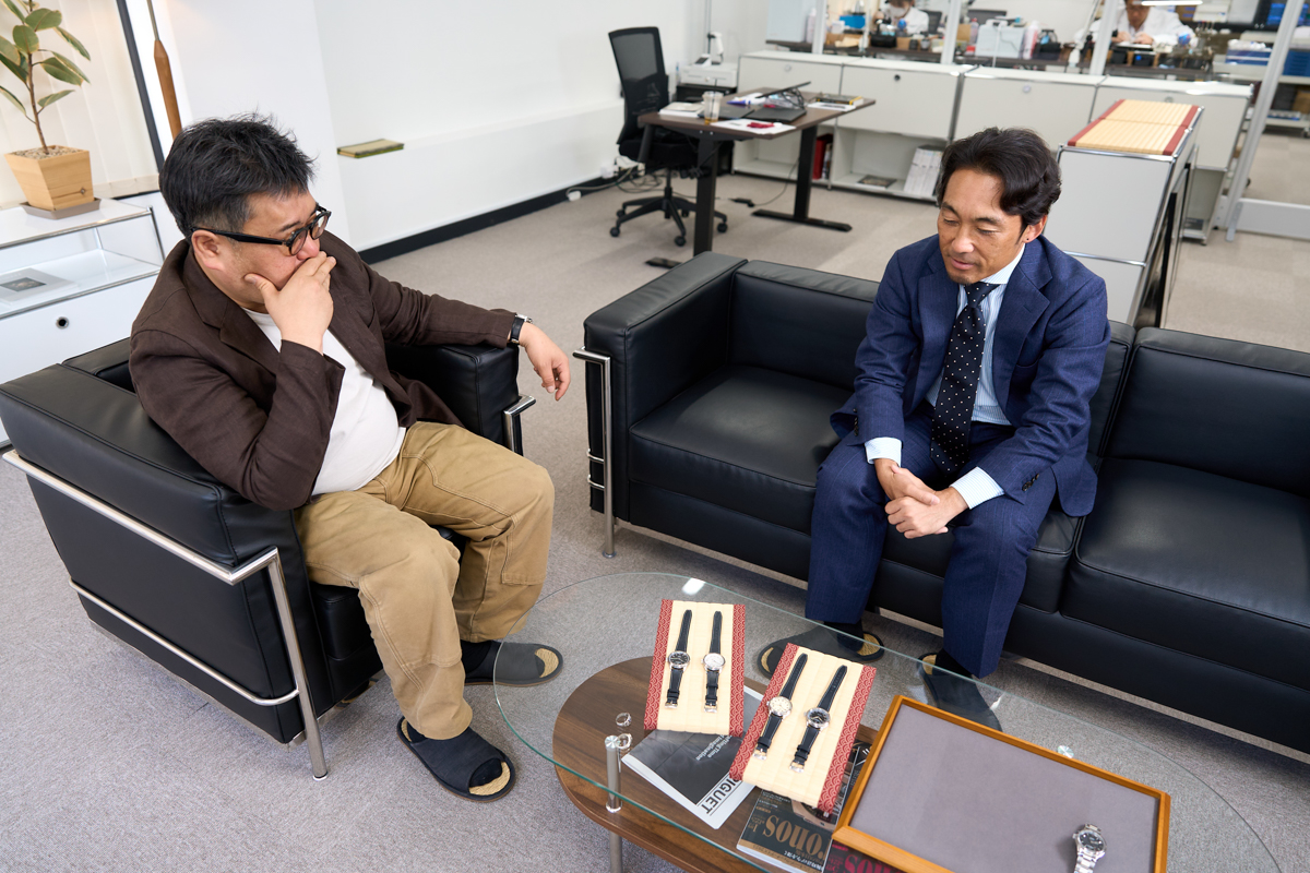 日本のものづくりを世界へ発信する意義や、浅草を拠点に選んだ理由について語る渡辺氏（右）と広田氏（左）。街に漂う情緒を視覚化し、時計のデザインへ落とし込むことで、日本ブランドらしい独自の世界観を形作っているという
