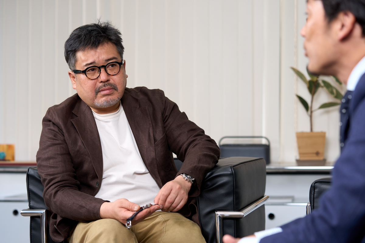 日本のものづくりを世界へ発信する意義や、浅草を拠点に選んだ理由について語る渡辺氏（右）と広田氏（左）。街に漂う情緒を視覚化し、時計のデザインへ落とし込むことで、日本ブランドらしい独自の世界観を形作っているという