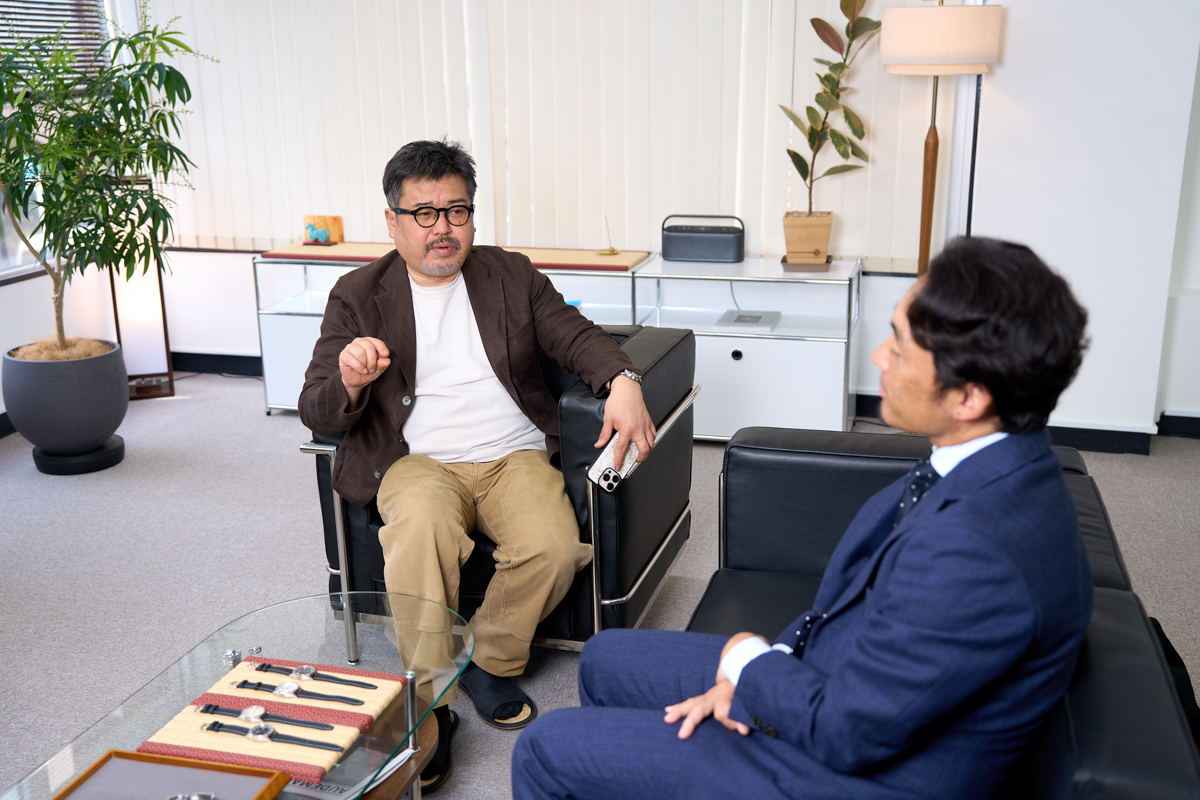 日本のものづくりを世界へ発信する意義や、浅草を拠点に選んだ理由について語る渡辺氏（右）と広田氏（左）。街に漂う情緒を視覚化し、時計のデザインへ落とし込むことで、日本ブランドらしい独自の世界観を形作っているという