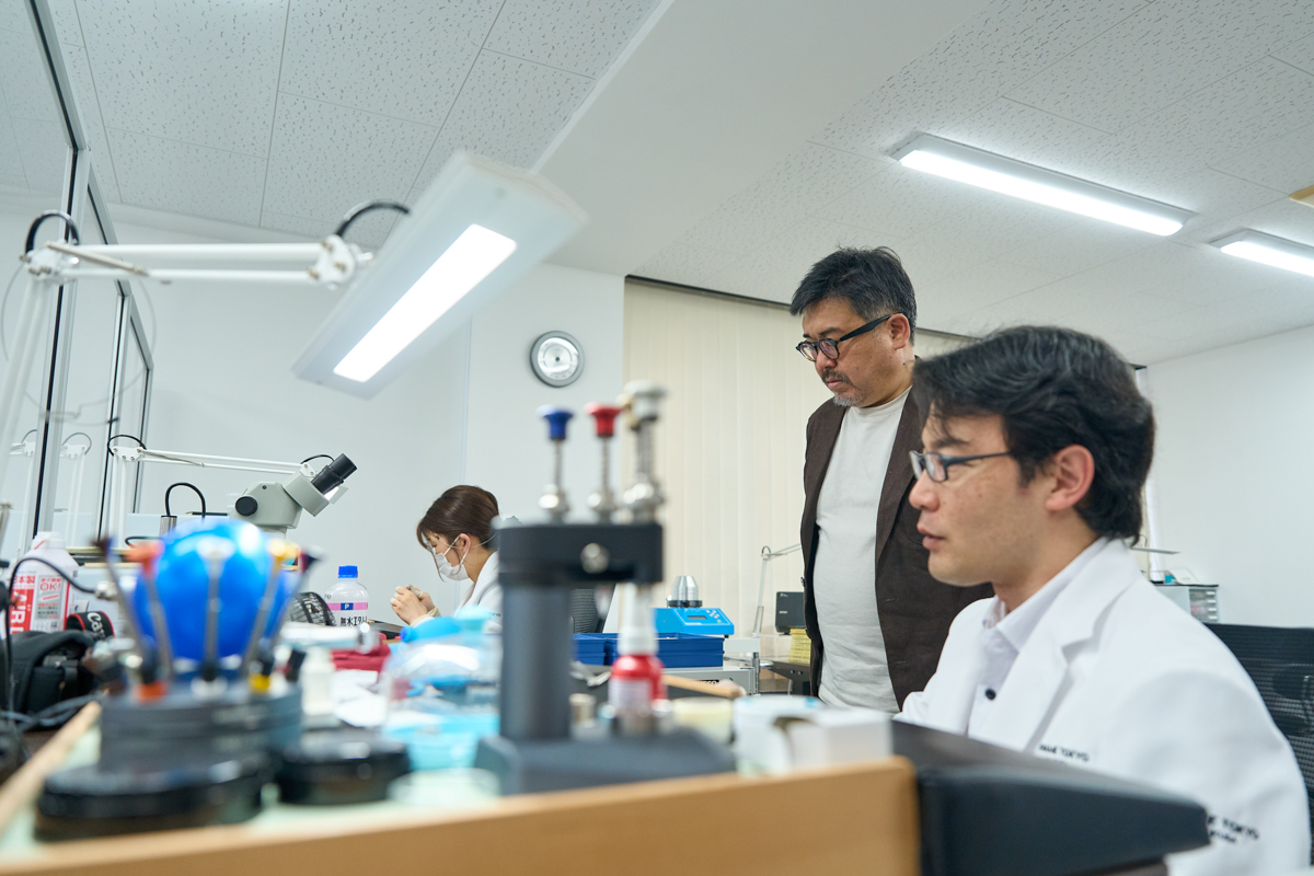 ショールーム内には時計師が常駐し、一本一本丁寧に組み立て作業を行っている
